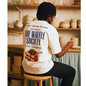 Camiseta estampada de The Waffle Society / Camiseta de estilo vintage de cafetería con estampado de gofres imagen 3