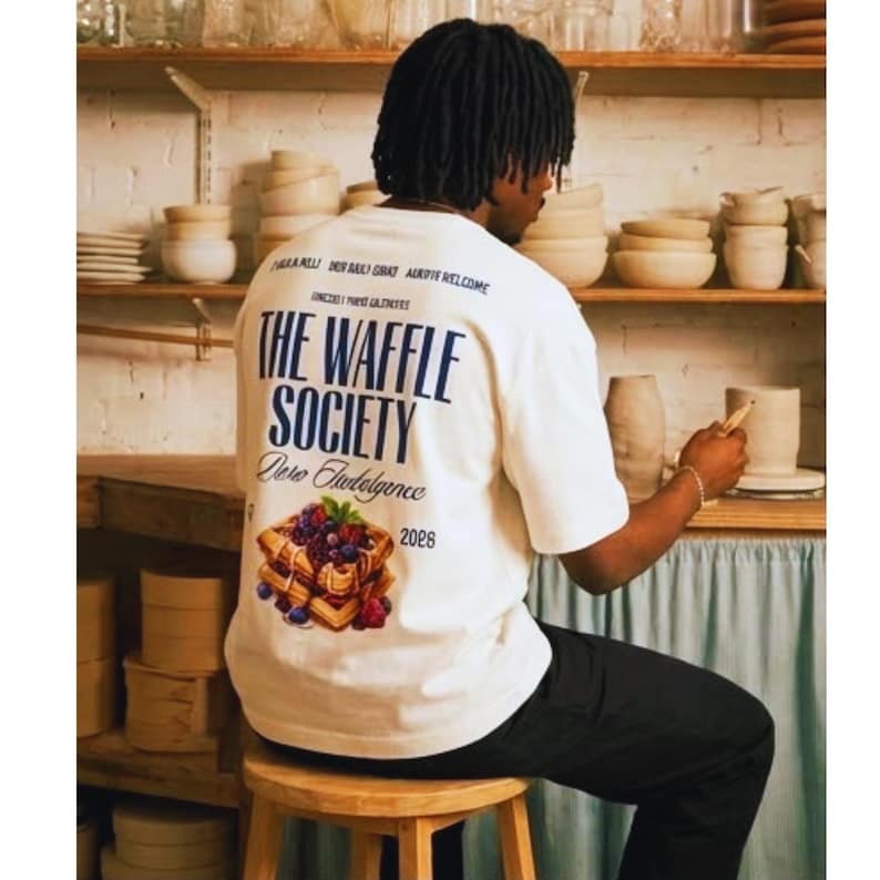 Camiseta estampada de The Waffle Society / Camiseta de estilo vintage de cafetería con estampado de gofres imagen 3