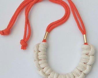 Statementkette aus Knoten chunky Skandi Boho dopamin aus recyclter Baumwolle | Festival Sommer natural gold orange