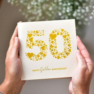 Beaucoup de coeurs d'amour carte d'or pour 50e anniversaire de mariage