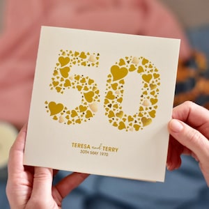 Carte personnalisée 50e anniversaire coeurs d'amour dorés