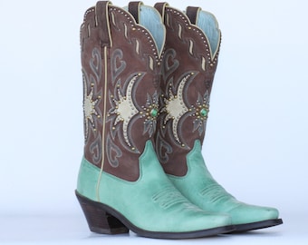 NEW Beautiful "One of a Kind" Ariat ladies cowboy boots with brass studs & rhinestones 5.5 B New without a box.