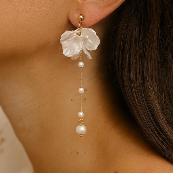Braut Perlen Tropfen Ohrringe - Lange Blumen Ohrringe Gold mit Perlmutt Blütenblätter & Kristallperlen - Hochzeitsschmuck Geschenk
