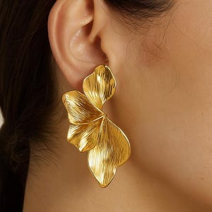 Brincos de destaque em ouro grosso – Brincos pendentes em formato de folha para mulheres – Brincos ousados em ouro ou prata, 5 cm de comprimento, prontos para presentear