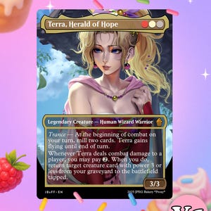 Może przedstawiać: Karta Magic: The Gathering przedstawiająca Terrę, Herolda Nadziei. Karta przedstawia kobietę z blond włosami i niebieskimi oczami, ubraną w różową pelerynę z kapturem. Tekst na karcie opisuje jej zdolności jako Legendarna Istota - Człowiek Mag Wojownik.