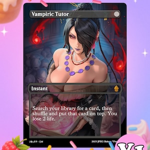 Può includere: Una carta di Magic: The Gathering intitolata "Vampiric Tutor" raffigurante una donna con i capelli scuri e una collana viola. Il testo della carta recita: "Cerca nel tuo grimorio una carta, poi mescola e metti quella carta in cima. Perdi 2 punti vita."
