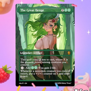 Puede incluir: Una carta coleccionable verde y negra titulada "The Great Henge" con una ilustración de fantasía de una mujer con cabello verde. El texto de la carta describe las habilidades del artefacto. La carta tiene una marca de agua "V1".