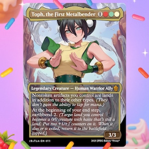 Puede incluir: Una carta de Magic: The Gathering con Toph, la Primera Metalmaga. La carta tiene una colorida ilustración de un personaje con un atuendo verde y beige. El texto de la carta incluye "Criatura Legendaria - Humano Guerrero Aliado" e instrucciones del juego. La carta está decorada con chispas de colores.