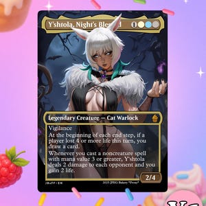 Puede incluir: Una carta de Magic: The Gathering con Y'shtola, Night's Blessed, una Cat Warlock. La carta tiene un borde negro con una ilustración de fantasía de una mujer con cabello blanco, orejas de gato y un atuendo negro. El texto describe habilidades y estadísticas.