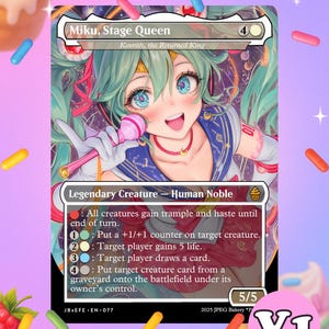 Könnte beinhalten: Eine Sammelkarte mit dem Charakter "Miku, Stage Queen". Die Karte zeigt eine farbenfrohe Illustration im Anime-Stil eines weiblichen Charakters mit einem Mikrofon. Die Karte enthält Text, der Fähigkeiten und Werte beschreibt, mit 5/5 Stärke und Widerstand.