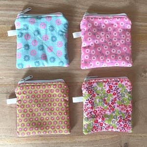 Kleine florale Geldbörse mit Reißverschluss – Handgemachte gepolsterte Tasche – Süßes Stoffportemonnaie – Geschenk für Sie
