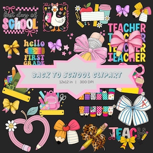 Może przedstawiać: Kolekcja elementów clipart z powrotem do szkoły na czarnym tle. Projekt zawiera ołówki, kokardy, jabłka, kaczkę oraz teksty "first day of school", "hello first grade" i "teacher". Grafika ma wymiary 30.48 x 30.48 cm.