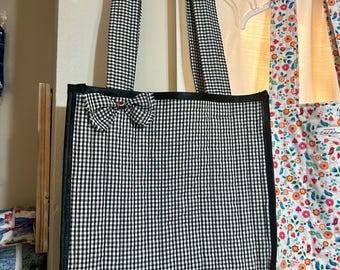 Gesteppte Einkaufstasche, Schwarzweißer Gingham, Kirschen Print Innen