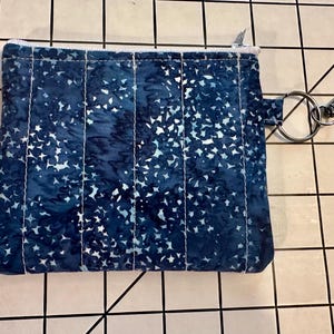 Mini carteira porta-moedas porta-cartões com chaveiro azul marinho e branco estampado noite estrelada em algodão acolchoado