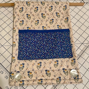 Satteltaschen-Organizer für Rollstühle, Wanderer, Kinderwagen oder Einkaufswagen. gesteppter Baumwolle mit 3 Taschen, Knöpfen.  Blau/gelbe Blumen