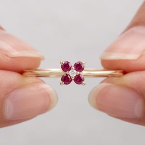 Anello delicato con fiore di rubino, anello floreale minimalista in oro massiccio con diamante centrale, anello impilabile con pietra portafortuna di luglio, anello di promessa delicato