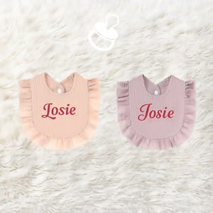Baberos con nombre personalizado para niñas: una nueva idea para regalos de bebé