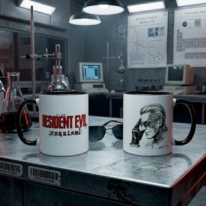 Może przedstawiać: Biały ceramiczny kubek z czarnym uchwytem i wnętrzem. Z jednej strony znajduje się czerwono-czarny napis Resident Evil Requiem. Z drugiej strony widnieje czarno-biała ilustracja tuszem przedstawiająca mężczyznę z krótkimi włosami dotykającego skroni.