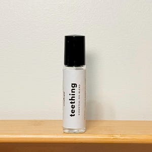 Aceite esencial roll-on para la dentición: mezcla calmante natural para bebés