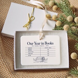 Ornement personnalisé pour club de lecture, défi lecture, souvenir personnalisé de l'année en livres 2026 Story Ornament + Ribbon & Gift Box
