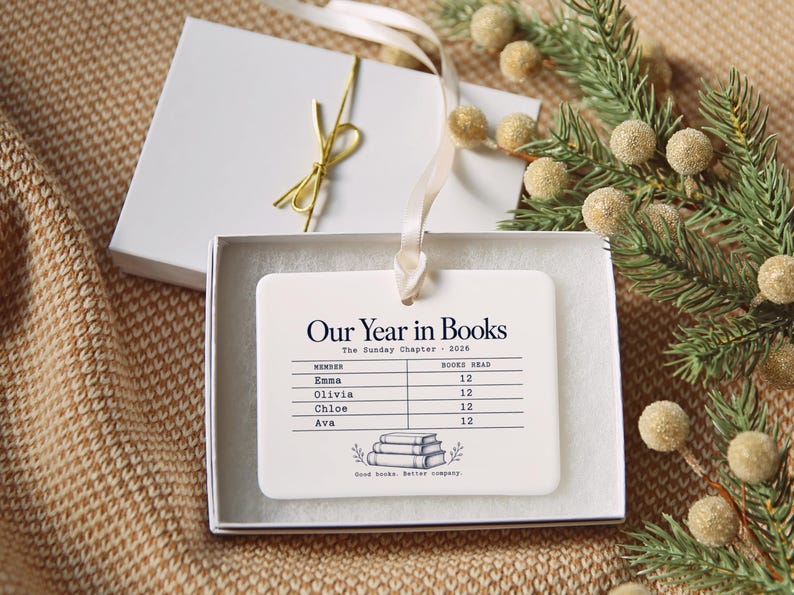 Ornement personnalisé pour club de lecture, défi lecture, souvenir personnalisé de l'année en livres 2026 Story Ornament + Ribbon & Gift Box