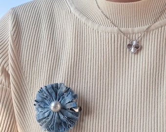 Fermaglio per capelli con spilla a margherita Shibori fatta a mano, forcina boho bidirezionale, accessorio tie-dye unico, regalo di arte popolare con colori casuali, leggero <10 g