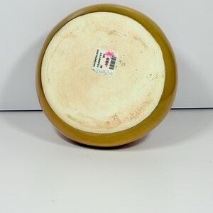 Peut inclure: Un bol rond en c&eacute;ramique avec un large bord brun dor&eacute; et un int&eacute;rieur de couleur cr&egrave;me. Le bol a une finition lisse et brillante. Le fond du bol est visible, avec une &eacute;tiquette comprenant le nom de la marque et un code produit.