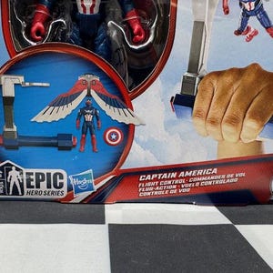 Pode incluir: Figura de a&ccedil;&atilde;o do Capit&atilde;o Am&eacute;rica da s&eacute;rie Epic Hero com controle de voo. A embalagem apresenta uma pequena figura do Capit&atilde;o Am&eacute;rica, asas e o texto "Flight Control". A caixa &eacute; azul, vermelha e branca, com o logotipo da Hasbro e 10 cm de altura.