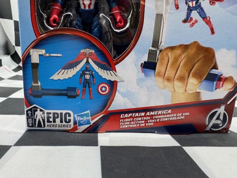 Pode incluir: Figura de a&ccedil;&atilde;o do Capit&atilde;o Am&eacute;rica da s&eacute;rie Epic Hero com controle de voo. A embalagem apresenta uma pequena figura do Capit&atilde;o Am&eacute;rica, asas e o texto "Flight Control". A caixa &eacute; azul, vermelha e branca, com o logotipo da Hasbro e 10 cm de altura.