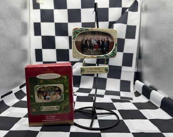 Hallmark Vintage 2001 Keepsake Christmas Ornament OUR FAMILY Photo Holder QX8995