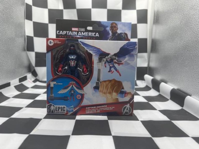 Pode incluir: Um conjunto de figuras de a&ccedil;&atilde;o do Capit&atilde;o Am&eacute;rica numa caixa. A caixa apresenta imagens do Capit&atilde;o Am&eacute;rica em a&ccedil;&atilde;o, com uma figura do Capit&atilde;o Am&eacute;rica com asas. A caixa tamb&eacute;m tem o texto "Captain America Brave New World".