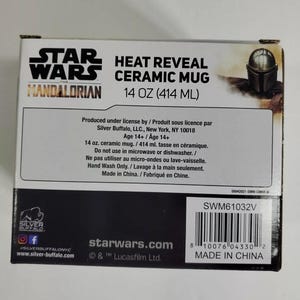 Pode incluir: Uma caixa de caneca de cer&acirc;mica Star Wars Mandalorian com revela&ccedil;&atilde;o de calor. A caixa &eacute; branca e preta com o logotipo Star Wars e o capacete Mandalorian. A caneca tem 414 ml. A caixa tamb&eacute;m inclui o texto "Made in China."