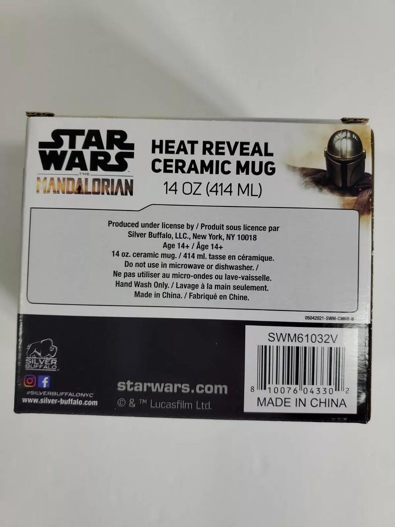 Pode incluir: Uma caixa de caneca de cer&acirc;mica Star Wars Mandalorian com revela&ccedil;&atilde;o de calor. A caixa &eacute; branca e preta com o logotipo Star Wars e o capacete Mandalorian. A caneca tem 414 ml. A caixa tamb&eacute;m inclui o texto "Made in China."