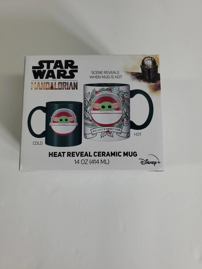 Pode incluir: Caneca de cer&acirc;mica Star Wars Mandalorian com revela&ccedil;&atilde;o de calor. A caneca apresenta Grogu, tamb&eacute;m conhecido como Baby Yoda, com um design que muda quando aquecido. A caneca tem 414 ml e o logotipo da Disney+.