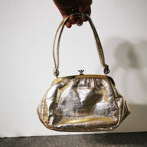 1950s Mod Sac à main Or Cuir métallique Angleterre Sac à main Floral Kiss Fermeture Fête de mariage formelle