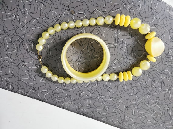 Beautiful 1950's Yellow Moonglow Lucite Necklace … - image 5