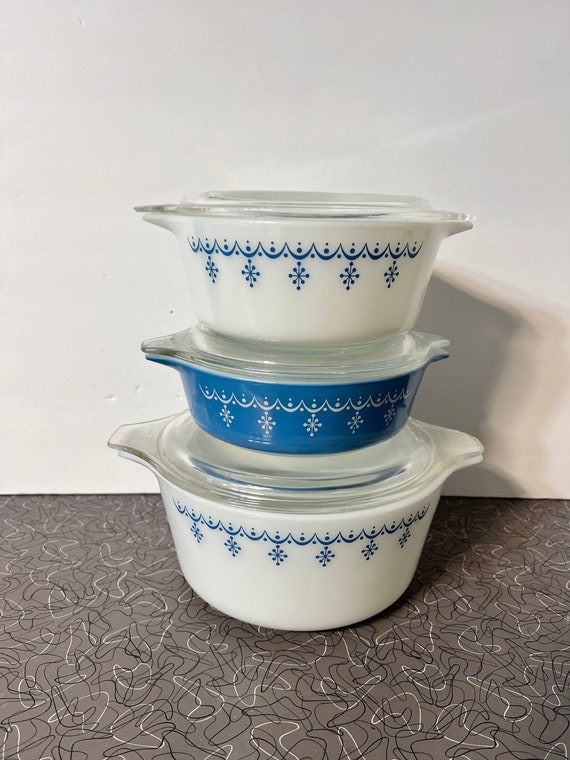 Pyrex Covered Snowflake Garland Pattern Dish (DEB) Pyrex Covered Snowflake Garland Pattern Dish (DEB)
