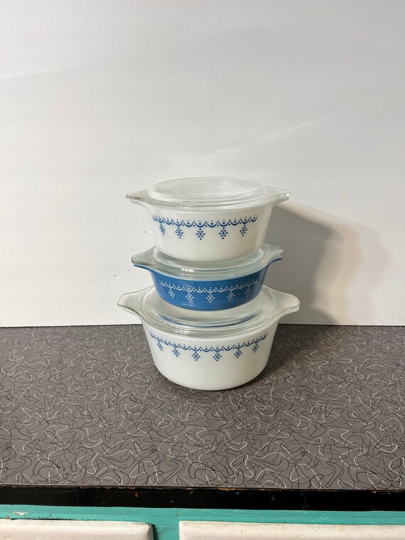 Pyrex Covered Snowflake Garland Pattern Dish (DEB) Pyrex Covered Snowflake Garland Pattern Dish (DEB)