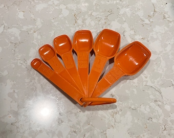 Vintage Orange Tupperware Measuring Spoons 7 full set!!