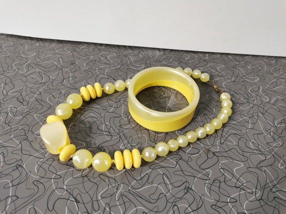 Beautiful 1950's Yellow Moonglow Lucite Necklace … - image 6