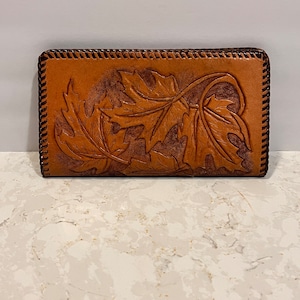 Vintage Geldbörse aus punziertem Leder mit Ahornblättern