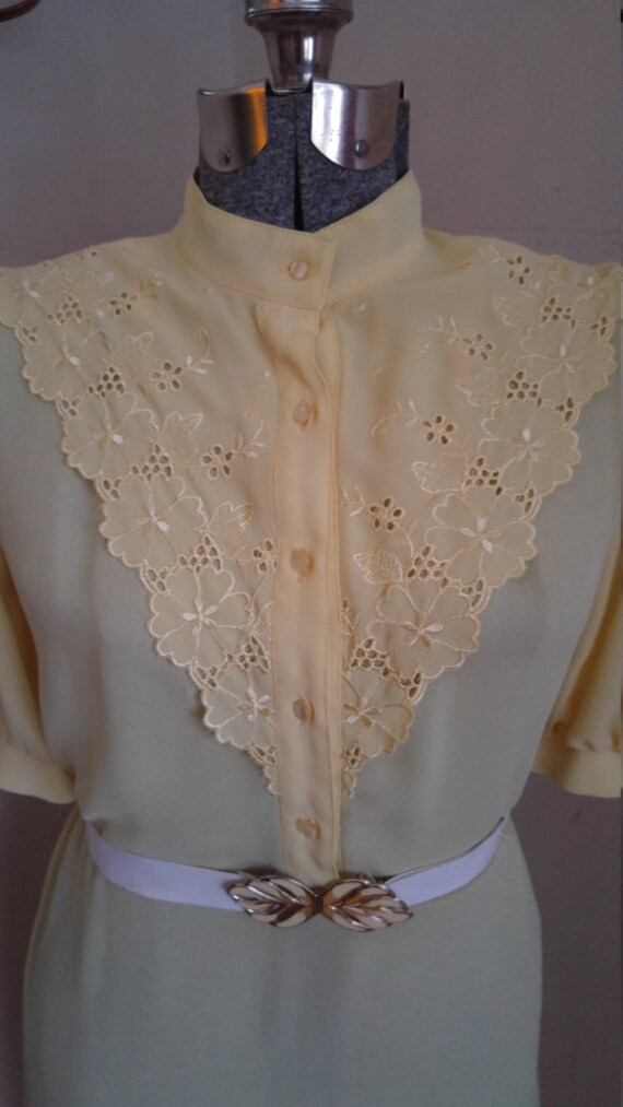 Vintage 1980s Buttercream Yellow Eyelet Lace Bib … - image 3