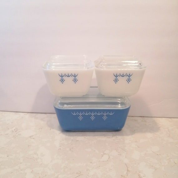 Pyrex Covered Snowflake Garland Pattern Dish (DEB) Pyrex Covered Snowflake Garland Pattern Dish (DEB)