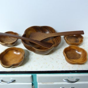 Vintage Wooden Salad Set Flower Shaped Bowl Set 1970&#39;s Monkey Pod Wood