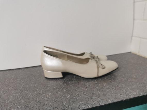 White Pearlescent Leather Shoes 7.5 Vintage 1960s… - image 3