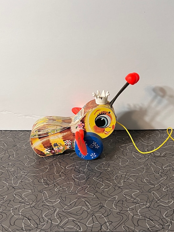 Fisher price buzzy outlet bee pull toy