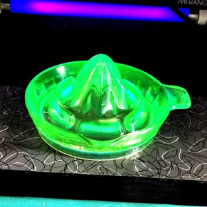 Vintage Vaseline Uranuim Glass Juice Reamer