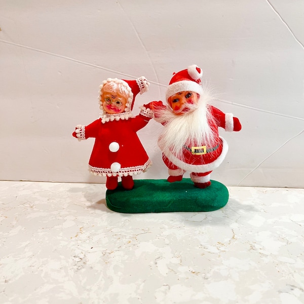 Vintage flocado Papá Noel y la señora Claus bailando