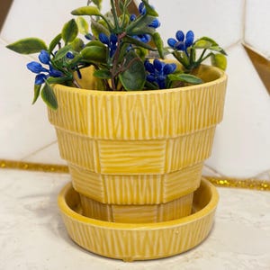 Vaso da fiori McCoy Pottery con motivo a intreccio.