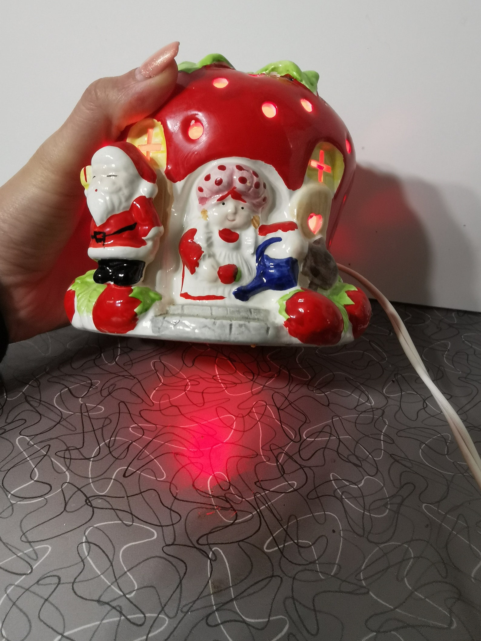 The Viral Dolls Kill Strawberry Shortcake Lamp: Review & Where To Buy - 0xpgvwb